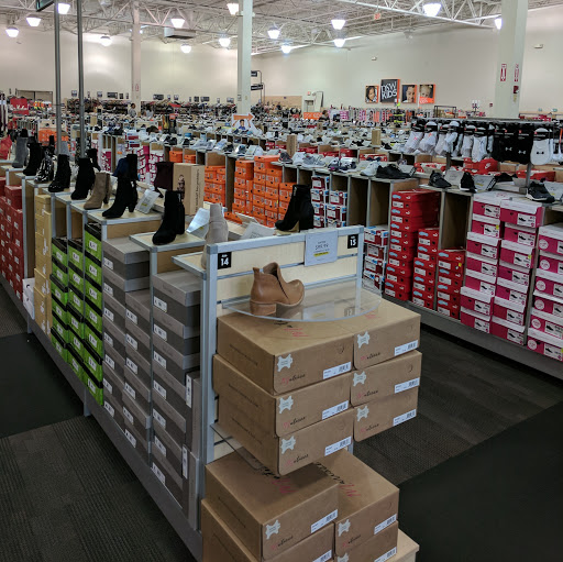 Shoe Store «DSW Designer Shoe Warehouse», reviews and photos, 4039 Richmond Rd, Warrensville Heights, OH 44122, USA