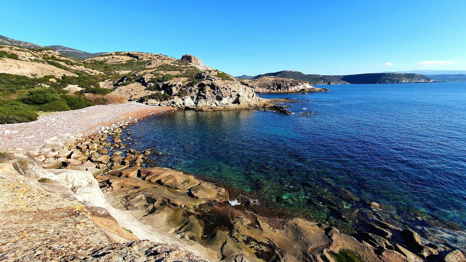 Foto di Cala Sa Codulera Beach con una superficie del terreno roccioso