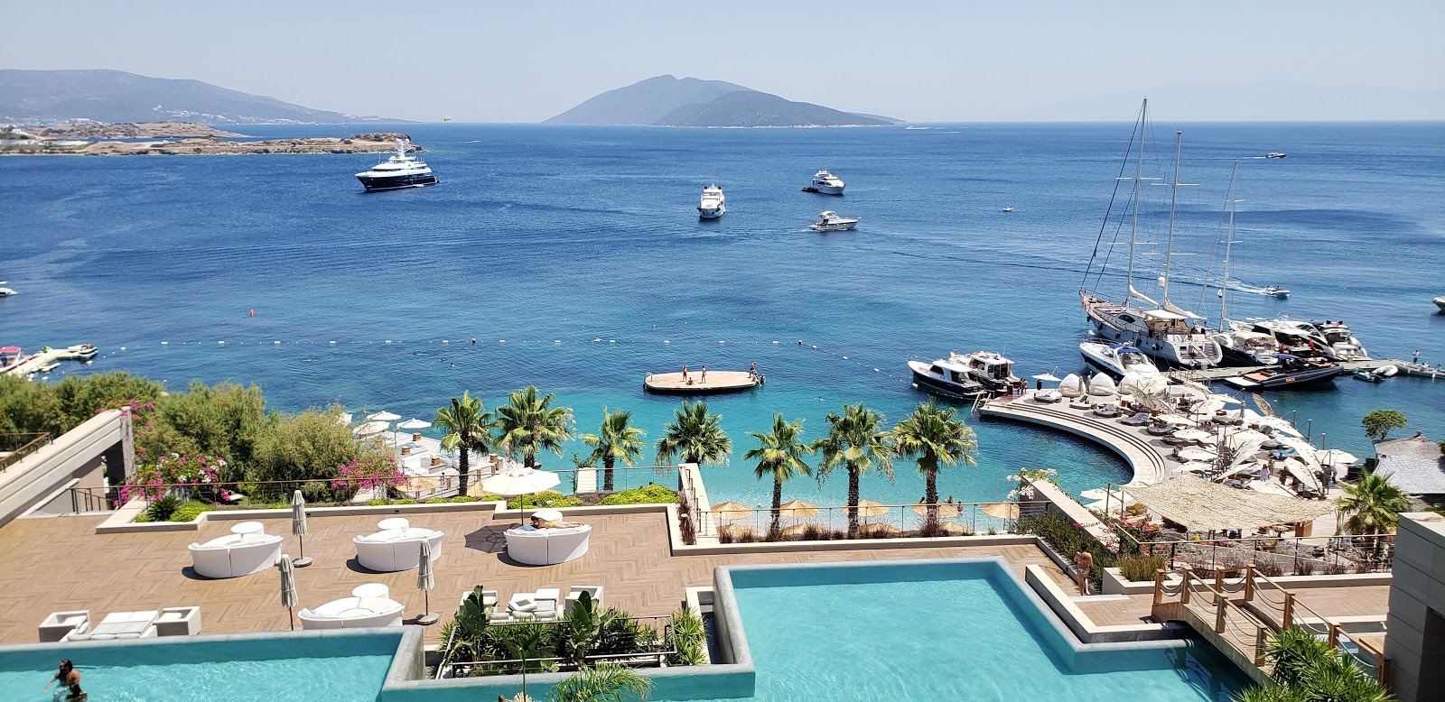 Foto di Caresse Beach e l'insediamento