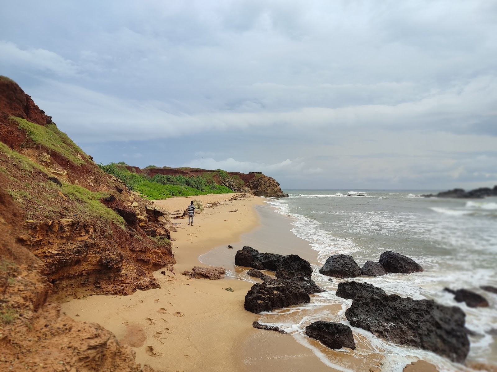 Φωτογραφία του Ussangoda Beach με ευθεία ακτή