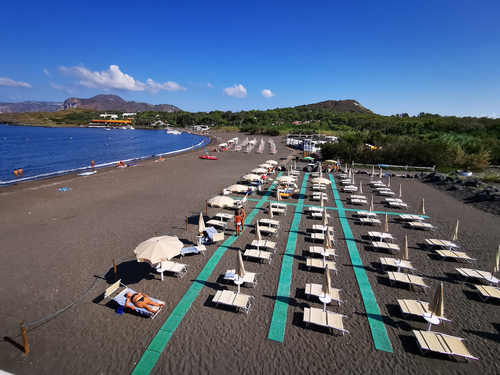 Fotografija Black Sands beach z turkizna čista voda površino