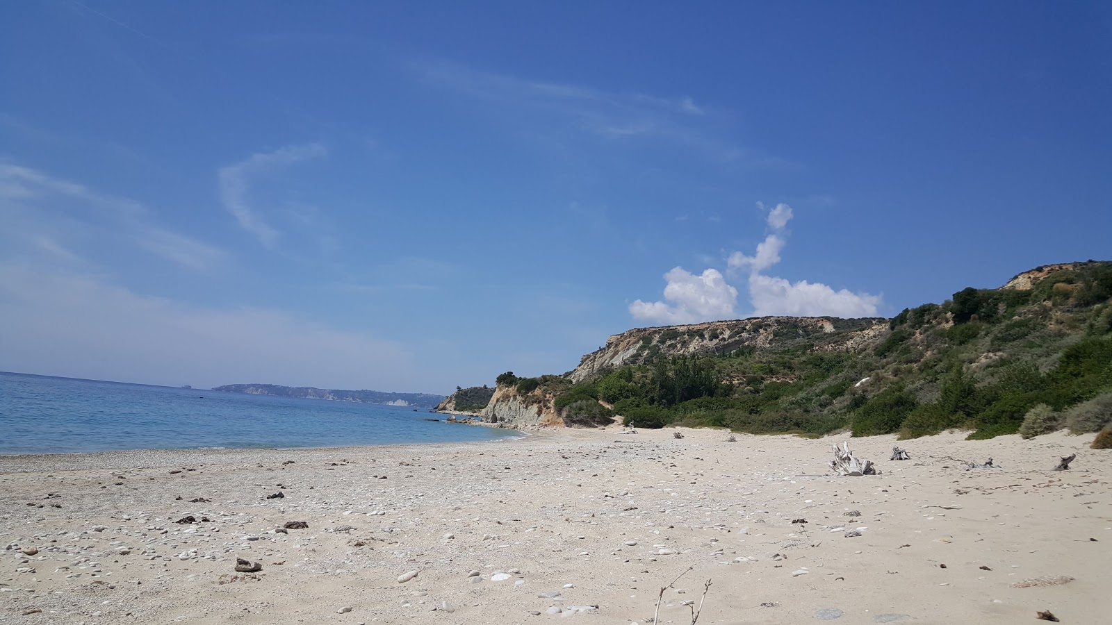 Foto de Lefka beach com linha costeira longa e reta