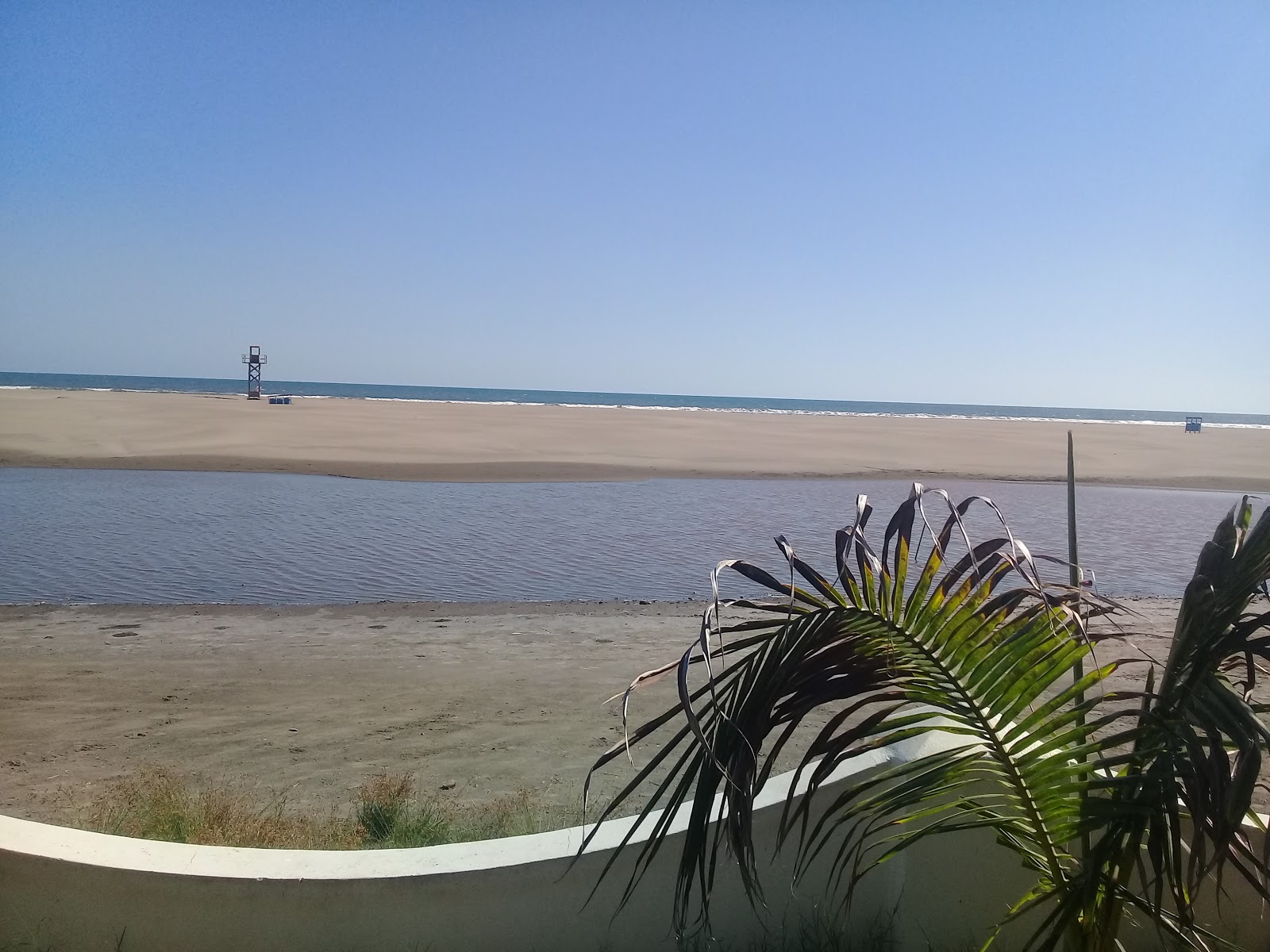 Foto de Las Glorias beach com meios de comunicação nível de limpeza