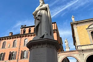 Statua di Dante Alighieri image