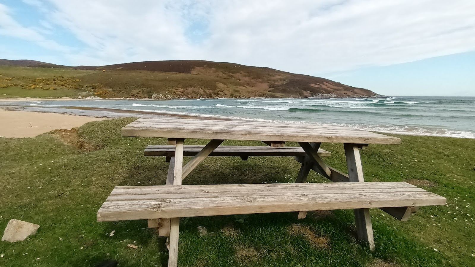 Achininiver Beach'in fotoğrafı uçurumlarla desteklenmiş
