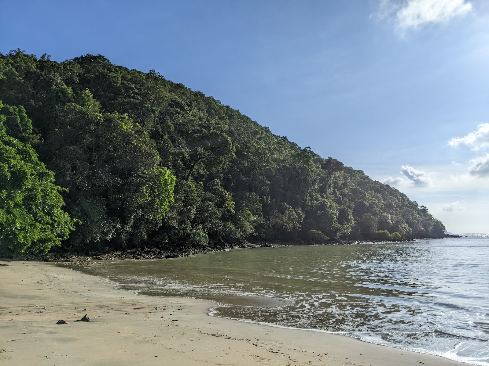 Teluk Buih Beach的照片 带有碧绿色水表面