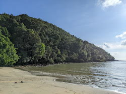 Foto von Teluk Buih Beach mit eine gerade küstenlinie