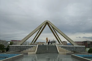 Памятник «Русской учительнице» image