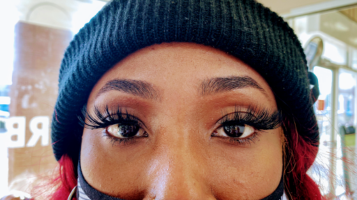 Pretty Eyebrow Threading & Henna