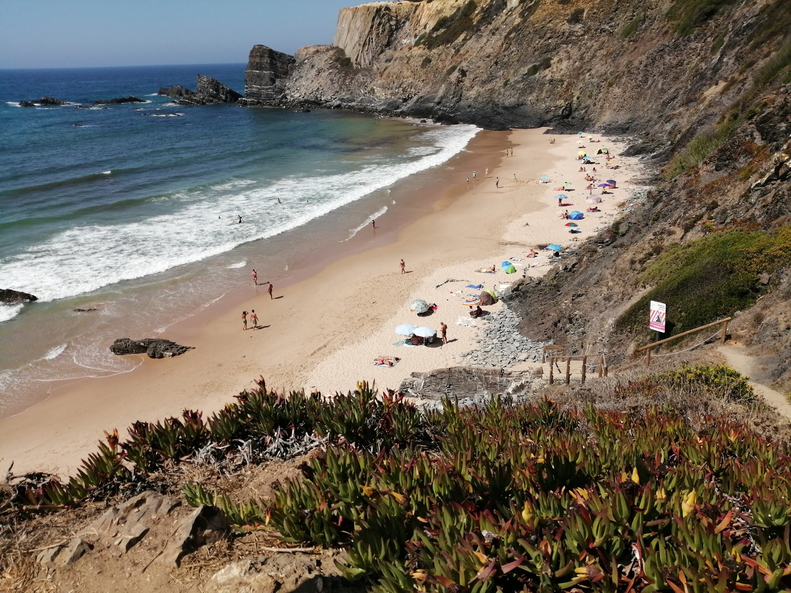 Foto di Praia da Amalia con molto pulito livello di pulizia