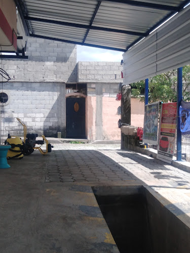 Mega lavadora y lubricadora del valle - Quito