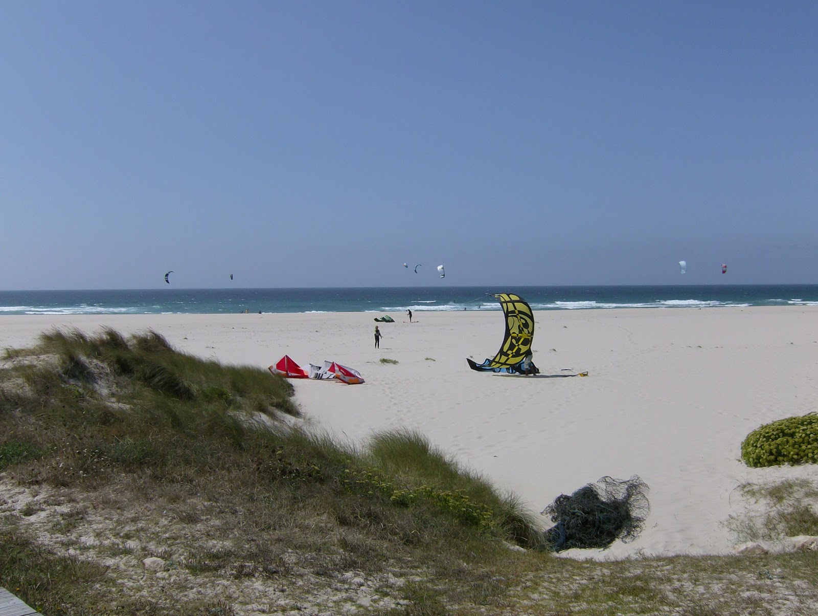 Praia de Traba'in fotoğrafı uçurumlarla desteklenmiş