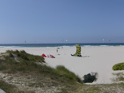 Praia de Traba'in fotoğrafı uçurumlarla desteklenmiş