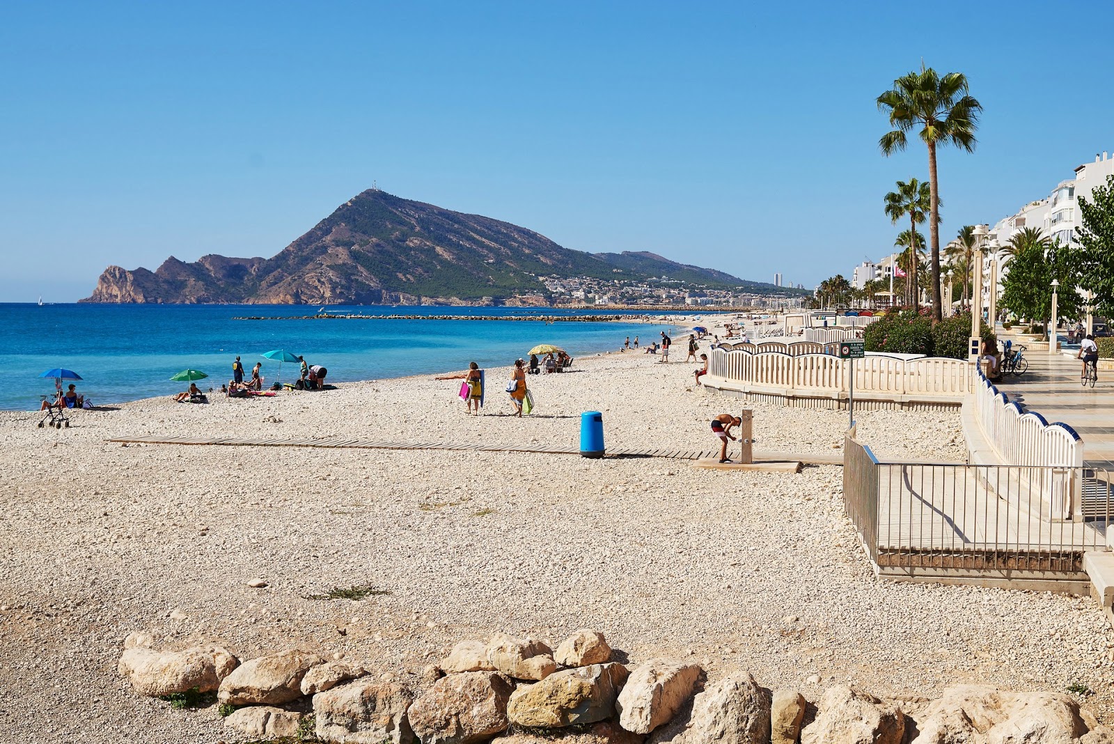 Photo de Playa la Roda avec sable clair avec caillou de surface