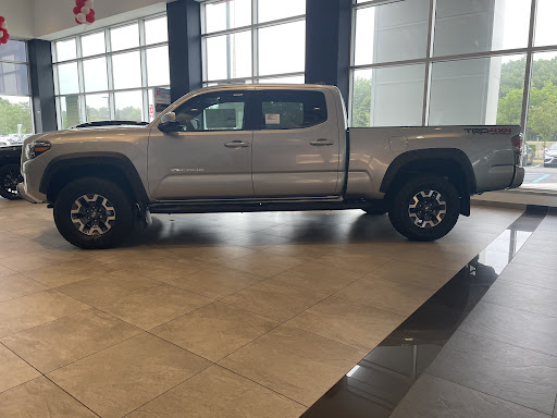 Toyota Dealer «Sunrise Toyota», reviews and photos, 3984 Sunrise Hwy, Oakdale, NY 11769, USA