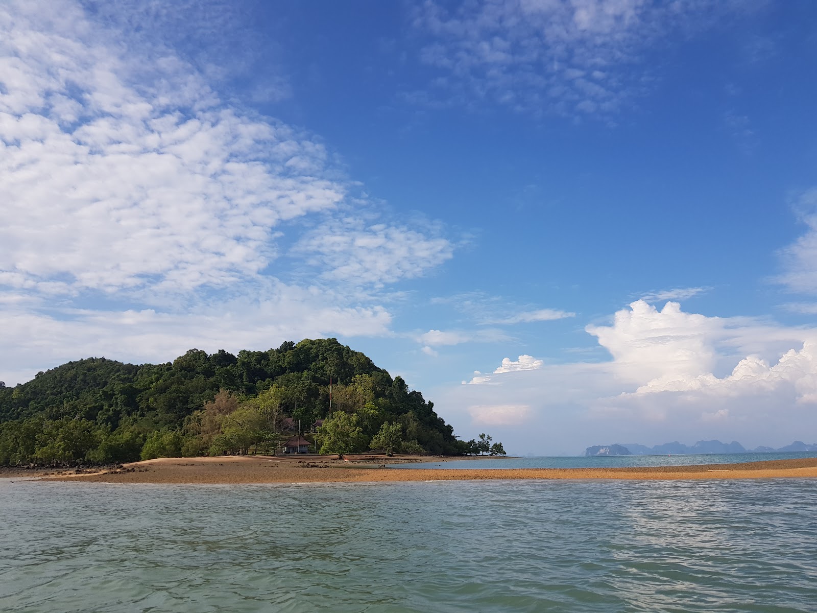 Foto van Big Boat Island Beach met zand met kiezelstenen oppervlakte