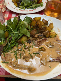 Sauce aux champignons du Restaurant français Le Petit Vendôme à Paris - n°17