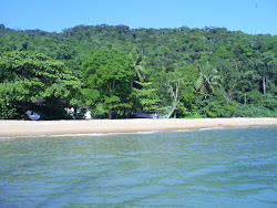 Foto von Praia do Pereque und die siedlung