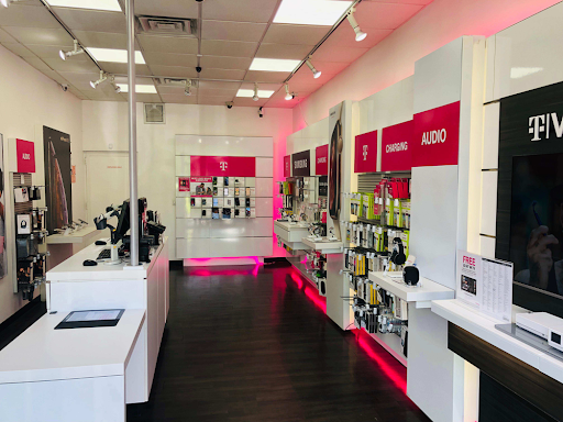 Cell Phone Store «T-Mobile», reviews and photos, 7517 Parsons Blvd, Fresh Meadows, NY 11366, USA