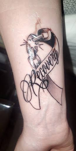 Tattoo Shop «Celebrity Tattoos», reviews and photos, 9520 Highland Rd, White Lake, MI 48386, USA