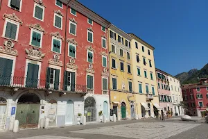 Piazza Alberica image