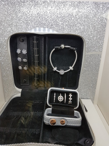 Shopping Mall «Willow Grove Park Mall», reviews and photos, 2500 W Moreland Rd, Willow Grove, PA 19090, USA