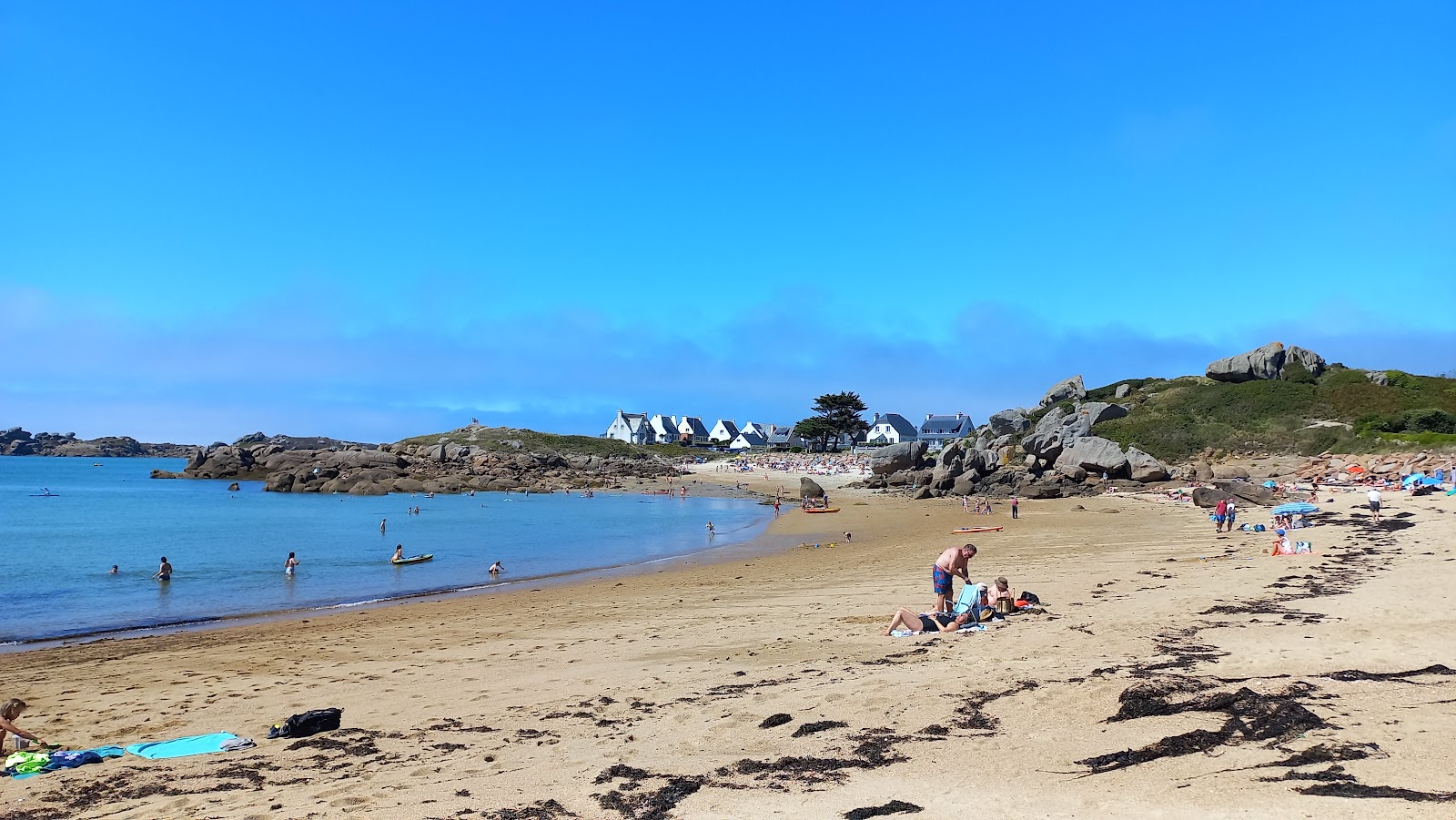 Plage de Toull Bihan'in fotoğrafı dağlarla çevrili