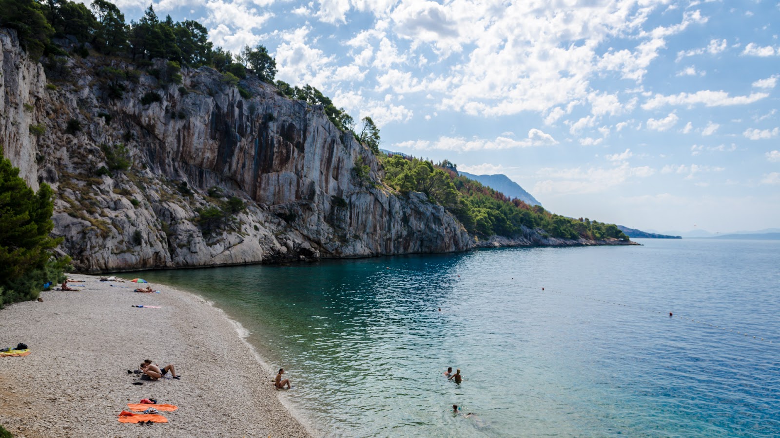 Foto von Nugal Strand umgeben von Bergen