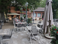 Atmosphère du Restaurant Les Pieds dans l'Eau à Châtenoy-en-Bresse - n°2