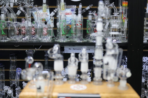 Tobacco Shop «The Hub Smoke Shop & Gifts», reviews and photos, 6410 N Oak Trafficway, Kansas City, MO 64118, USA