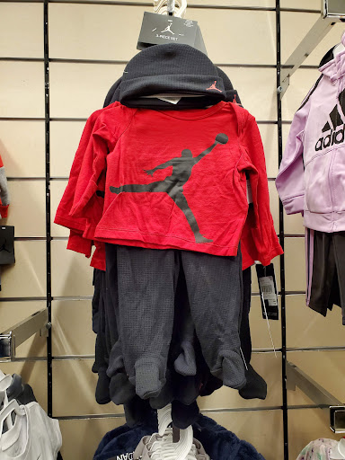 Department Store «Nordstrom Rack The Shops at Oak Brook Place», reviews and photos, 2155 22nd St, Oak Brook, IL 60523, USA