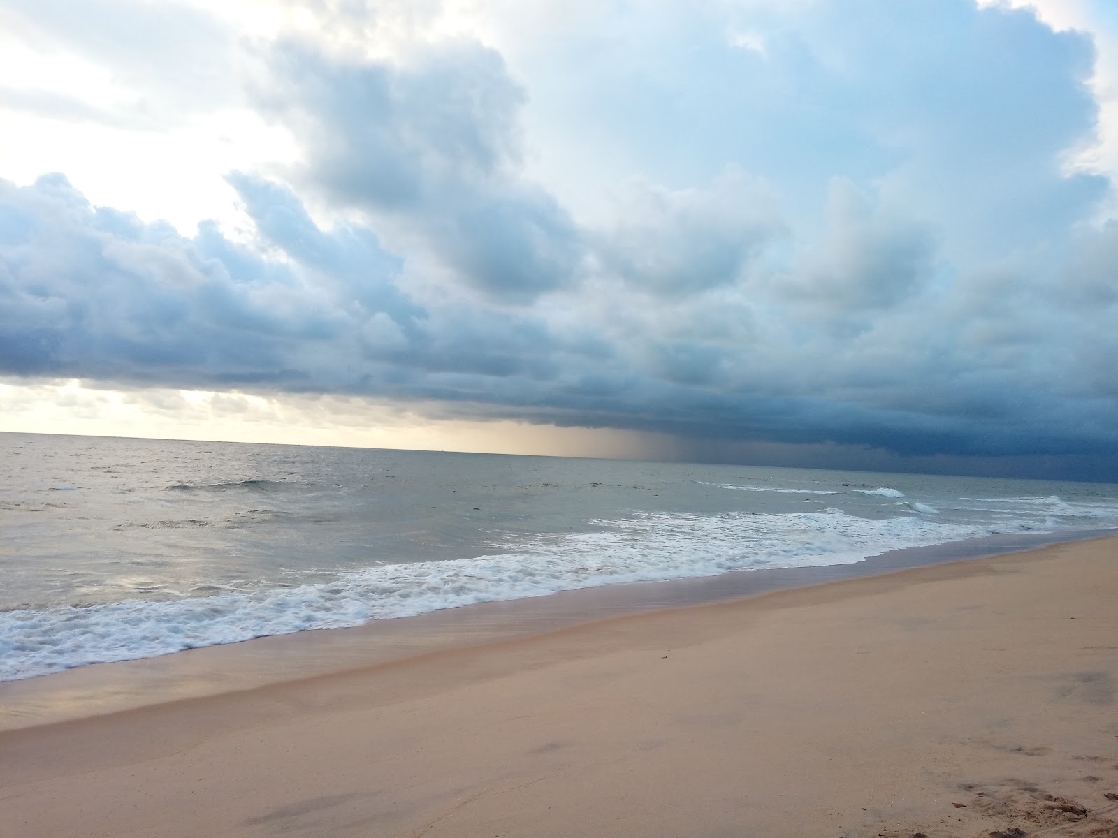 Foto di Namma Trasi Beach con una superficie del sabbia beige