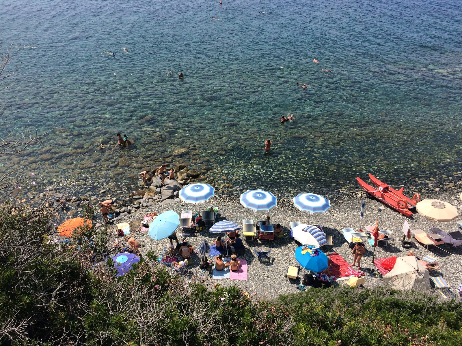 Spiaggia Del Relitto'in fotoğrafı mavi saf su yüzey ile