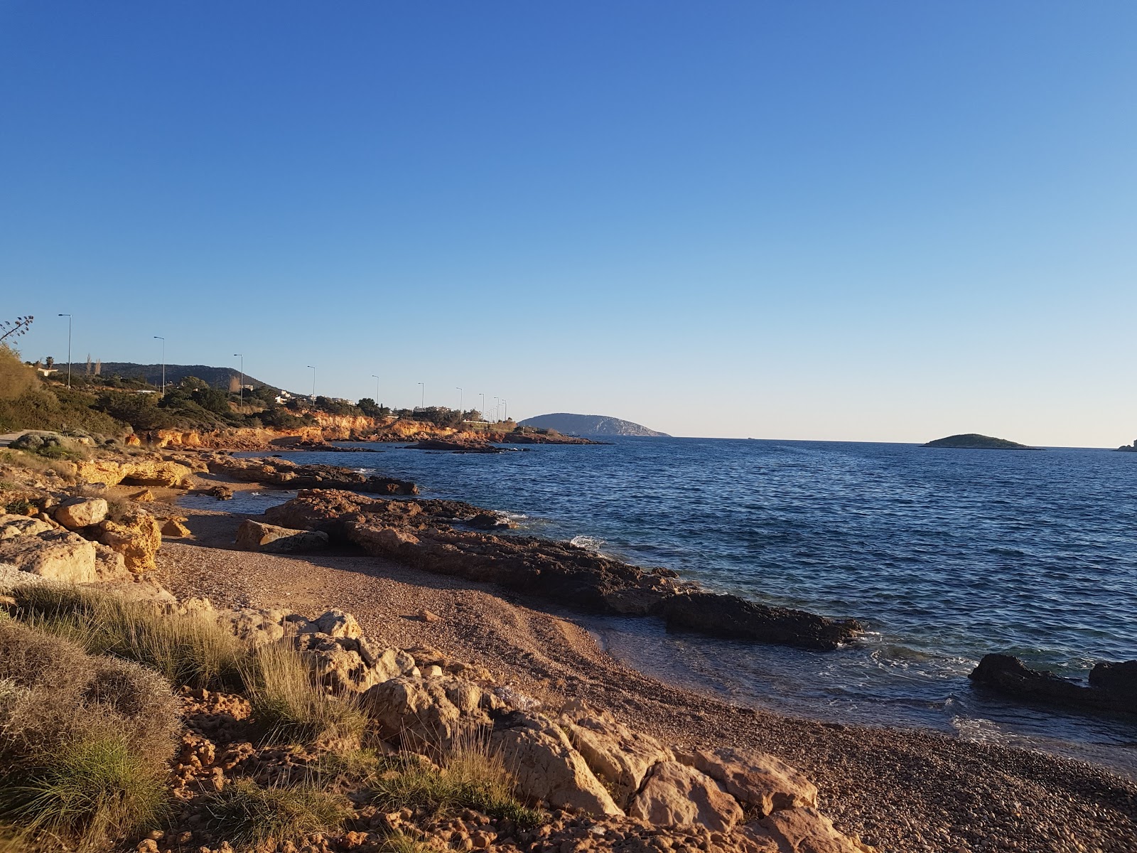 Foto di Halcyon beach con una superficie del sabbia con pietre