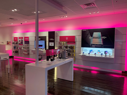 Cell Phone Store «T-Mobile», reviews and photos, 626 E Golf Rd, Schaumburg, IL 60173, USA