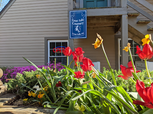 Shopping Mall «Village Centre», reviews and photos, 776 Walker Rd, Great Falls, VA 22066, USA