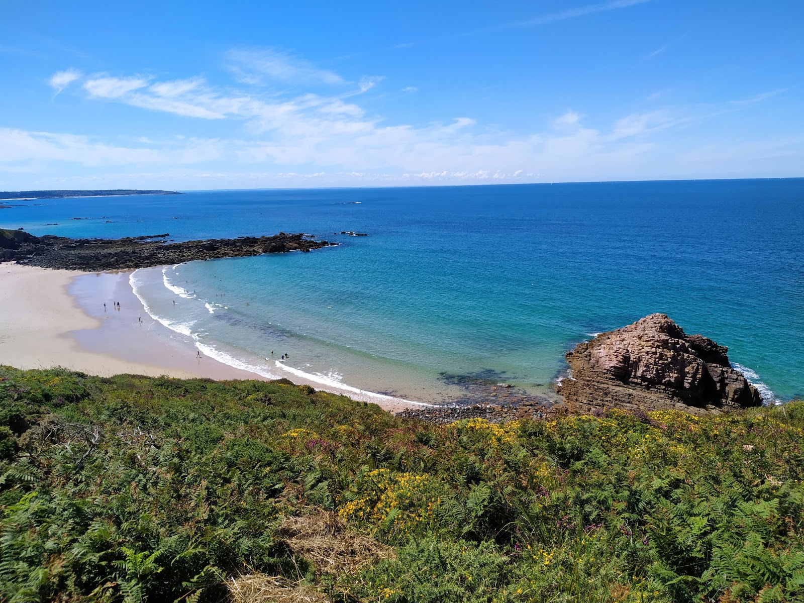 Plage de La Fosse'in fotoğrafı geniş plaj ile birlikte