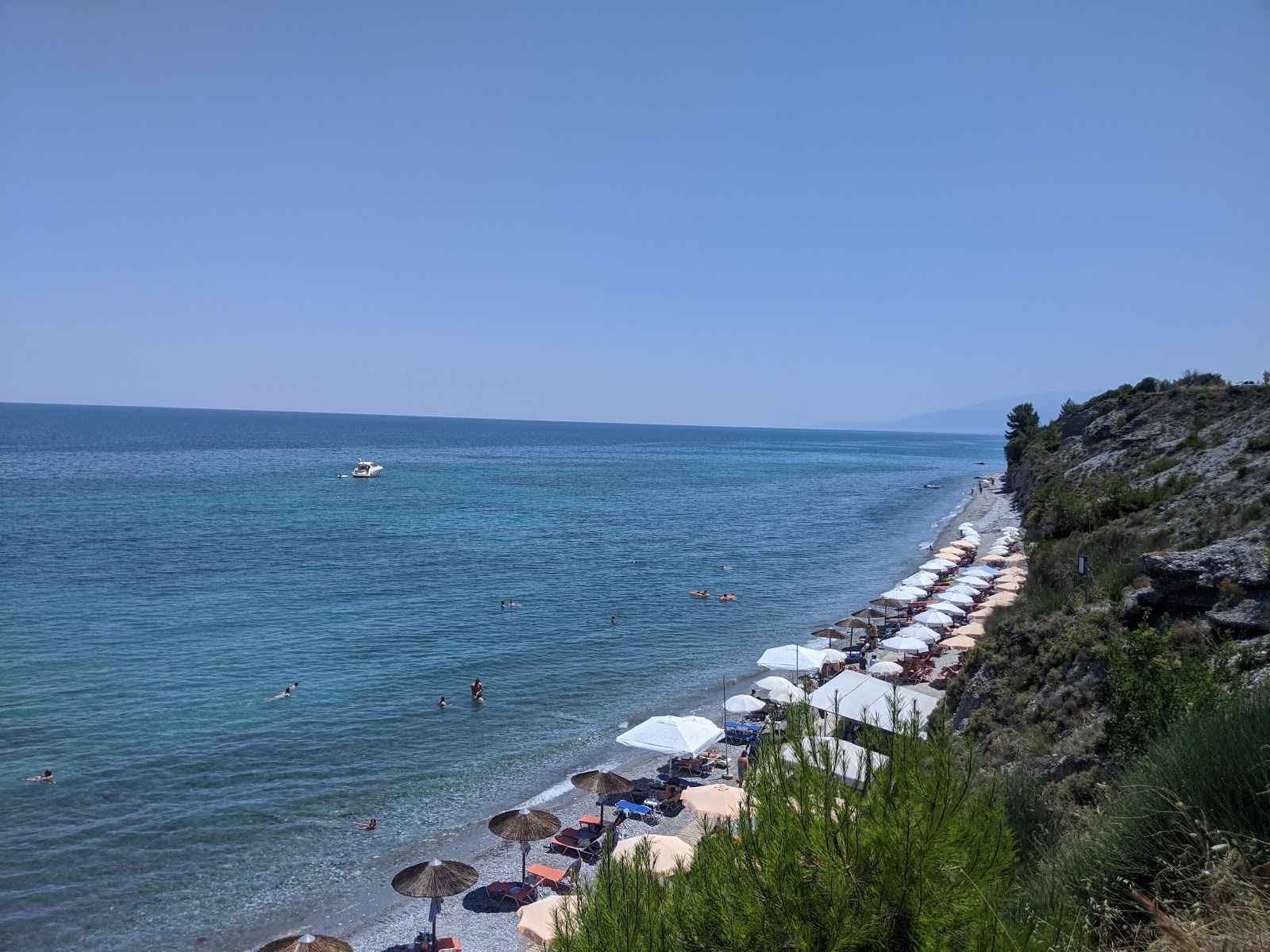 Akrotiri beach'in fotoğrafı düz ve uzun ile birlikte