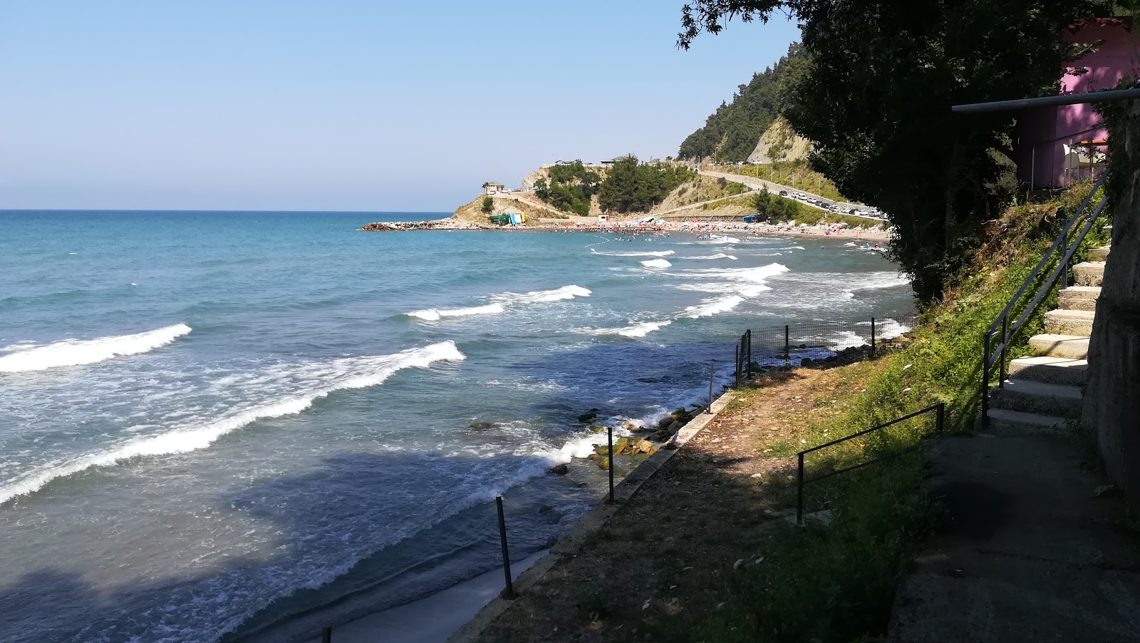 Foto af Camurca Plaji bakket op af klipperne