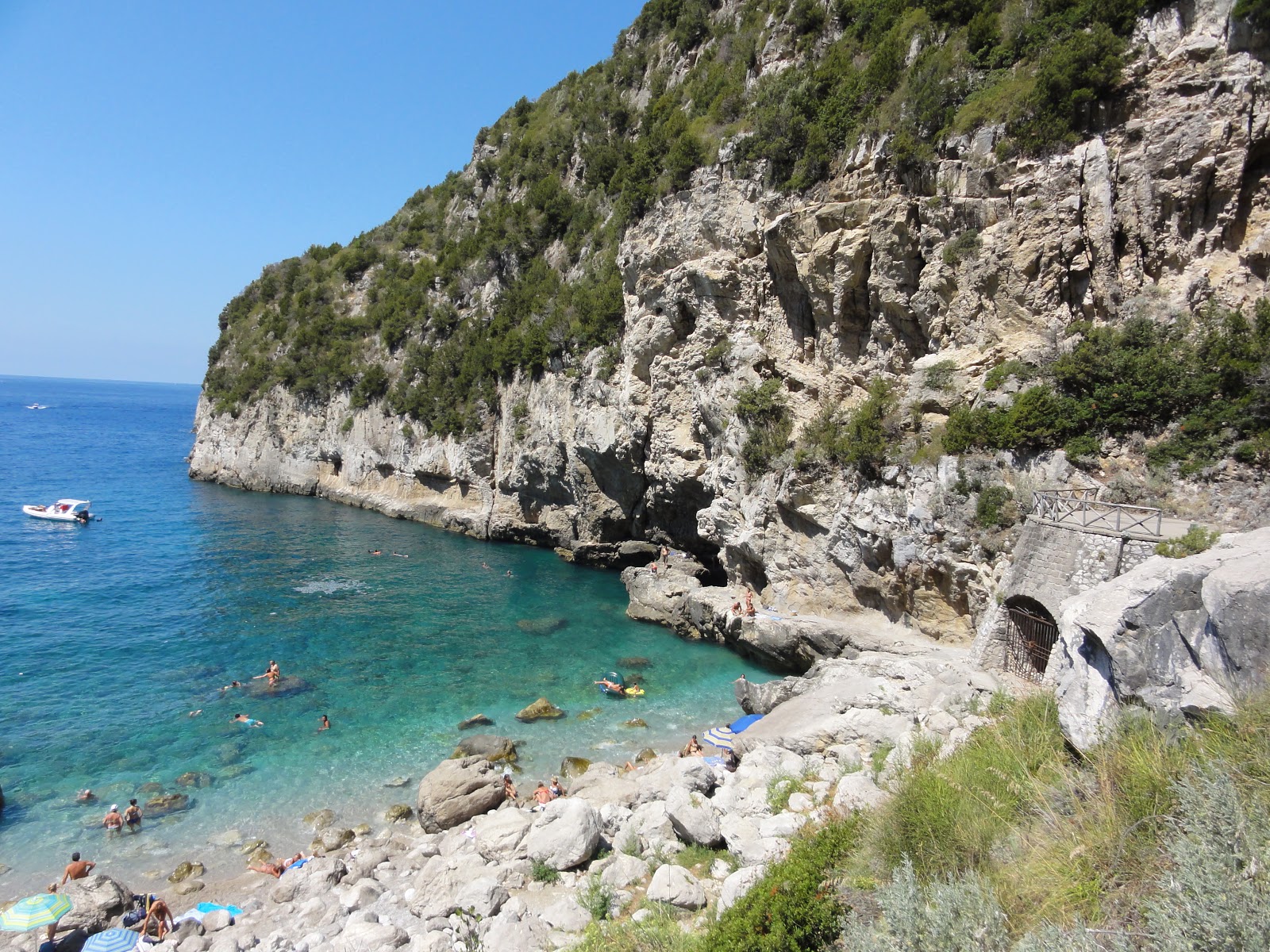 Foto af Mitigliano beach bakket op af klipperne