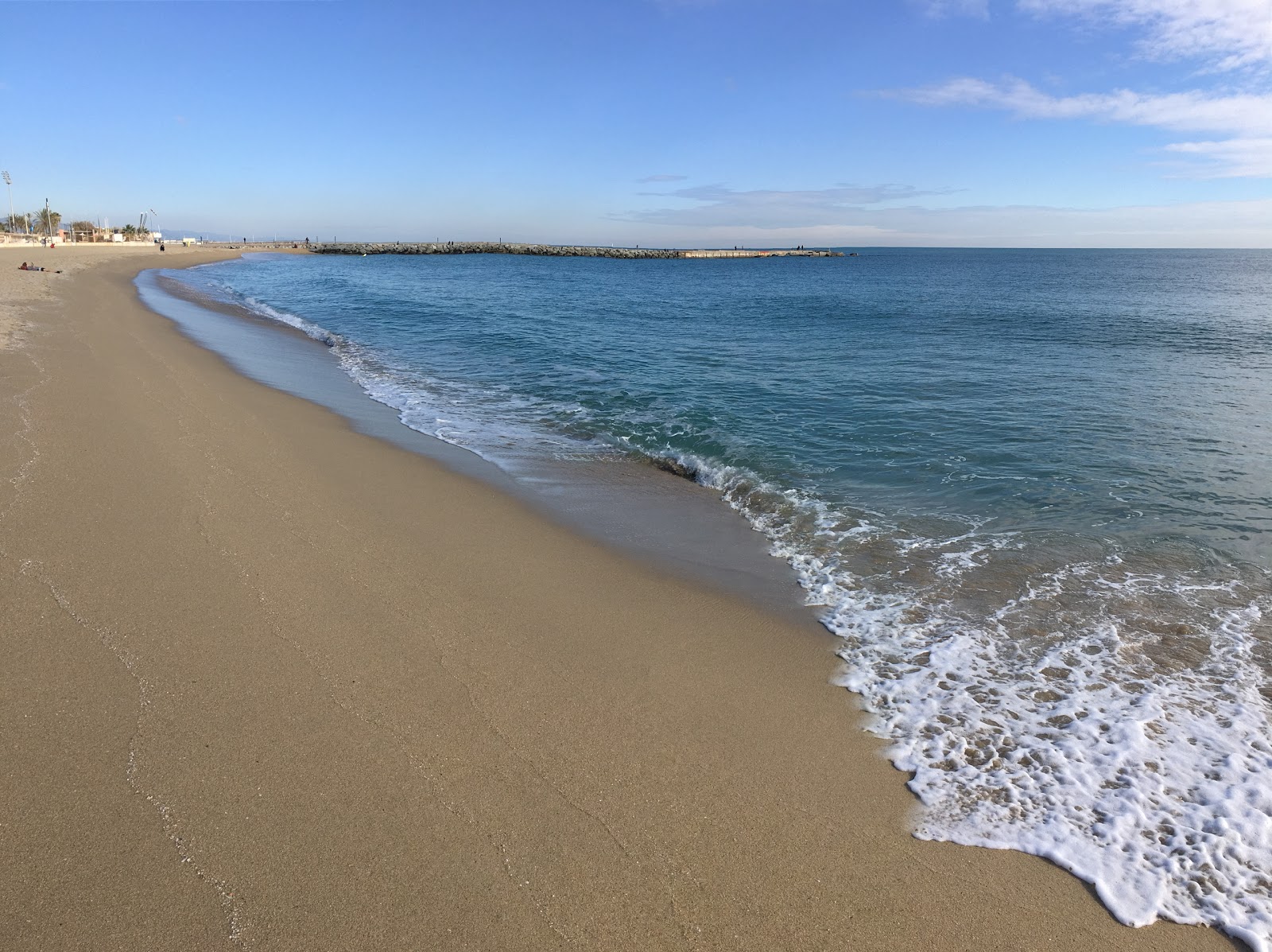 Fotografie cu Plaja Bogatell cu o suprafață de nisip fin strălucitor