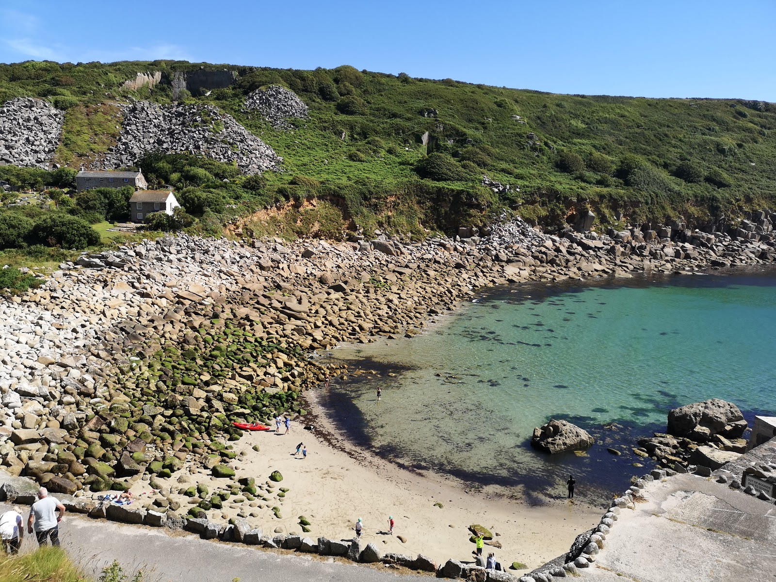 Lamorna Cove beach的照片 带有米色沙子与岩石表面