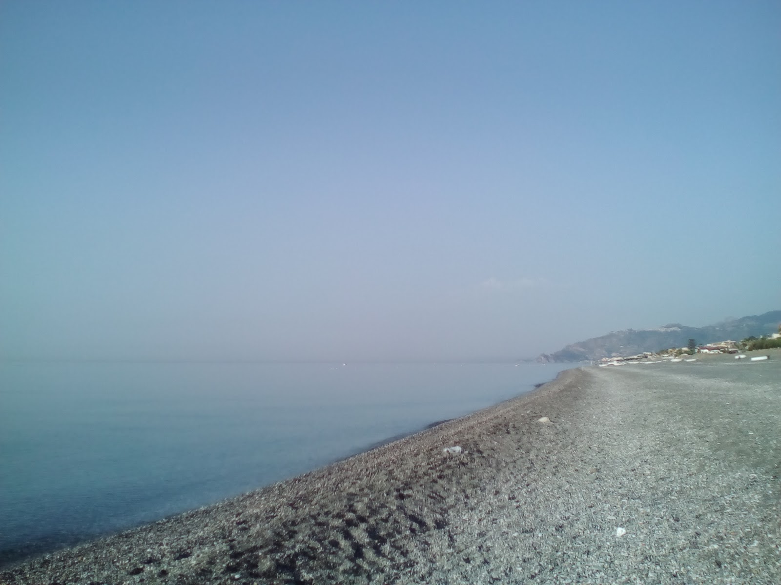 Spiaggia di Roccalumera'in fotoğrafı - rahatlamayı sevenler arasında popüler bir yer