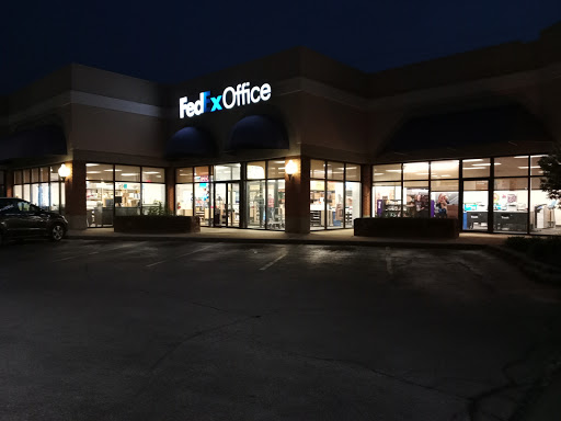 Print Shop «FedEx Office Print & Ship Center», reviews and photos, 829 N Mayfair Rd, Milwaukee, WI 53226, USA