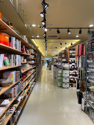 Gourmet Grocery Store «Metropolitan Market Magnolia», reviews and photos, 3830 34th Ave W, Seattle, WA 98199, USA