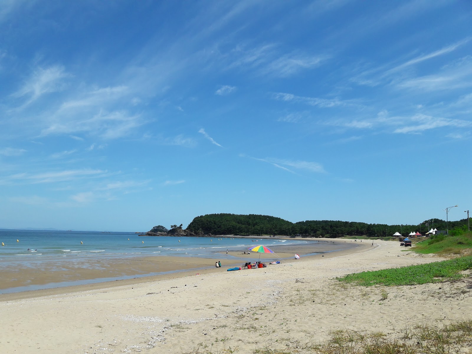 Φωτογραφία του Guryepo Beach με φωτεινή άμμος επιφάνεια
