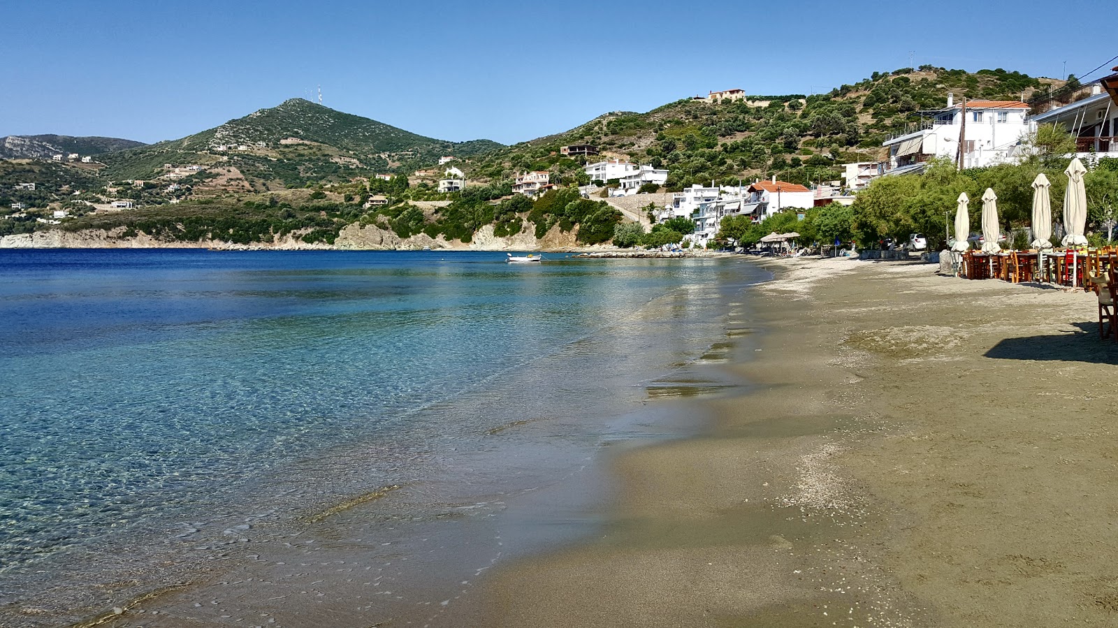 Agion Apostolon beach'in fotoğrafı ve yerleşim