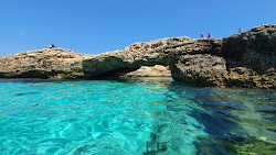 Photo de Blue Lagoon Beach entouré de montagnes