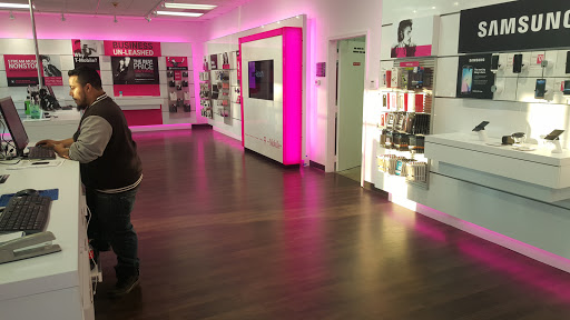 Cell Phone Store «T-Mobile», reviews and photos, 6691 SE Tualatin Valley Hwy, Hillsboro, OR 97123, USA