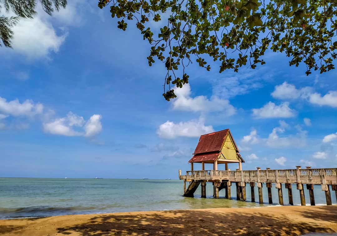 Tanjung Bidara Beach的照片 带有碧绿色水表面